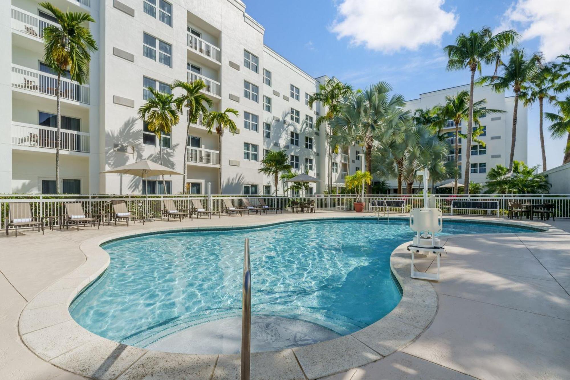 Courtyard By Marriott Miami Aventura Mall Exterior photo
