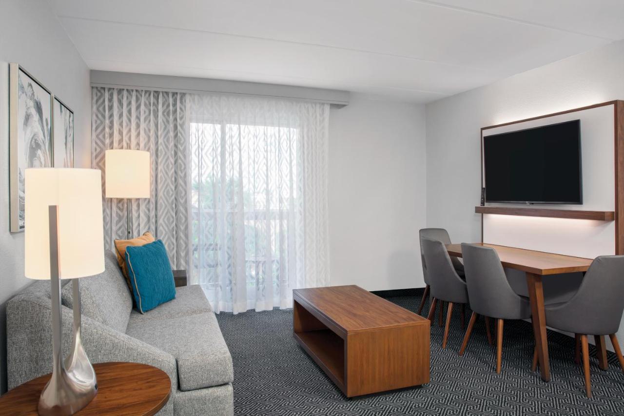 Courtyard By Marriott Miami Aventura Mall Exterior photo